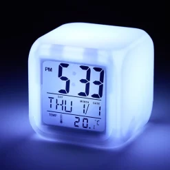 Réveil cube LED multicolore à piles 7,8x7,8x7,8cm*Gifi Sale